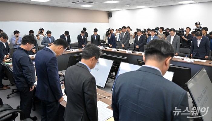 김영훈 고용노동부 장관과 더불어민주당 산업재해예방TF의원, 건설사 대표들이 지난해 8월 서울 중구 직업능력평가원에서 열린 중대재해 근절을 위한 20대 건설사 CEO 간담회에서 중대재해피해자들에 대한 묵념을 하고 있다. 사진=이수길 기자 Leo2004@newsway.co.kr