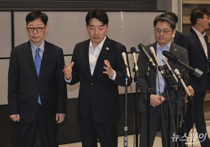 강훈식 대통령비서실장이 12일 인천국제공항 제2여객터미널에서 미국 이민 당국에 체포·구금됐다가 석방된 한국인 근로자들 귀국 관련을 발표하고 있다. 사진=강민석 기자 kms@newsway.co.kr