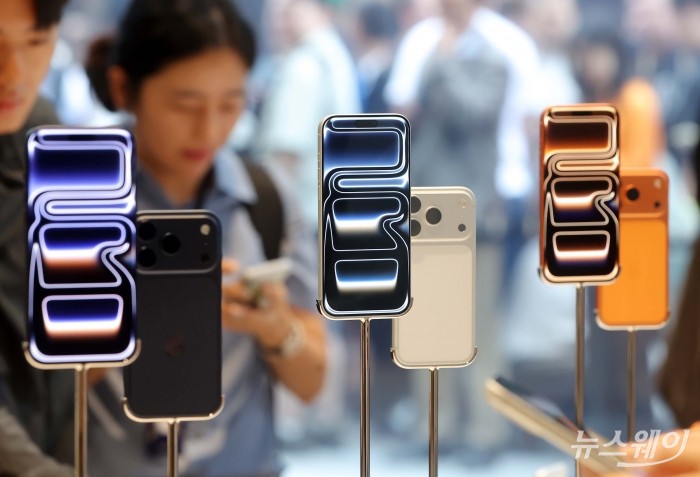 애플(Apple)의 신제품 아이폰17 시리즈(iPhone 17 Pro·iPhone 17·iPhone Air)를 공식 출시한 19일 오전 서울 중구 Apple 명동점에서 소비자들이 신제품을 살펴보고 있다. 사진=애플코리아