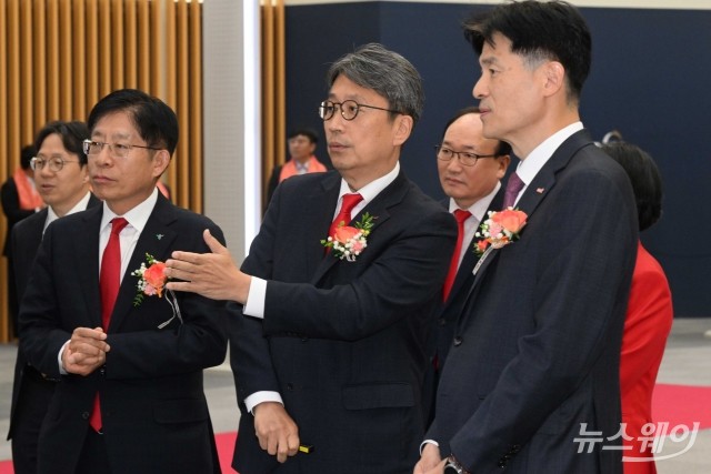 강성묵 하나증권 대표·민경욱 거래소 본부장에 삼익제약 설명하는 이충환 대표