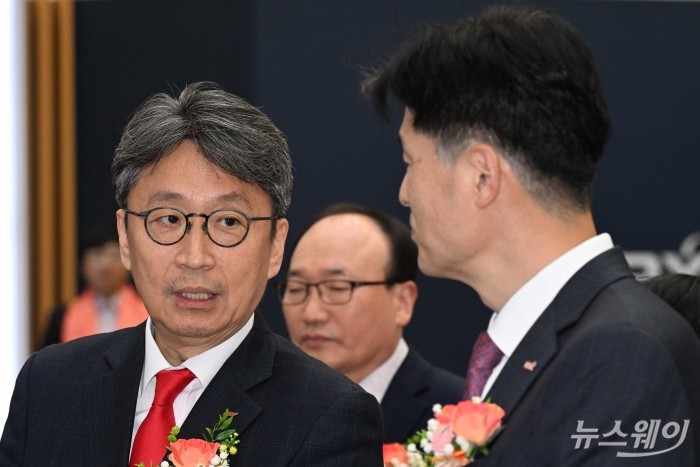 (왼쪽)이충환 삼익제약 대표이사와 민경욱 한국거래소 코스닥시장본부장이 27일 오전 서울 여의도 한국거래소에서 열린 삼익제약 코스닥 상장 기념식에서 대화하고 있다. 사진=강민석 기자 kms@newsway.co.kr