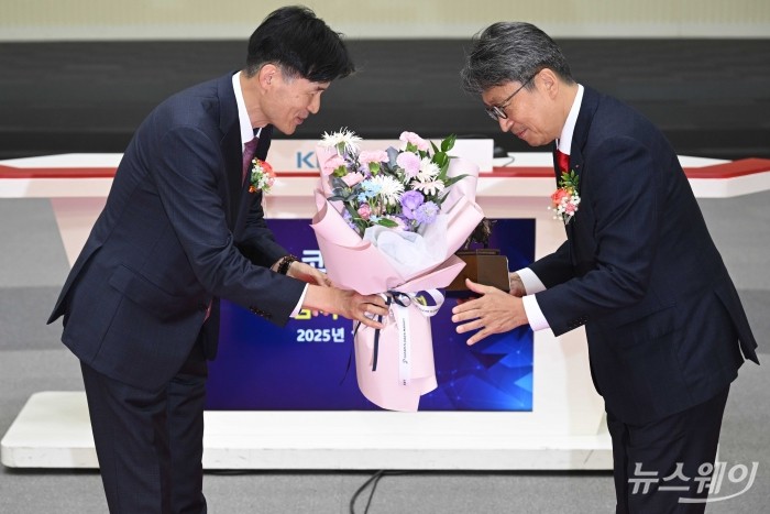 (오른쪽)이충환 삼익제약 대표이사가 27일 오전 서울 여의도 한국거래소에서 열린 삼익제약 코스닥 상장 기념식에서 민경욱 한국거래소 코스닥시장본부장으로부터 꽃다발을 받고 있다. 사진=강민석 기자 kms@newsway.co.kr