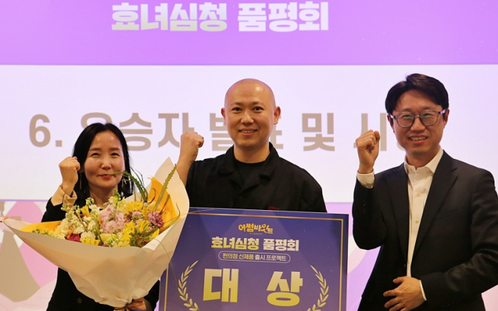 최종 우승을 차지한 '김주방장중화제육' 김형찬 대표(가운데)와 제갈현실 동방성장위원회 동반성장지원부장(좌측), 홍종현 롯데웰푸드 푸드마케팅부문장(우측)이 기념사진을 촬영하고 있다. 사진=롯데웰푸드 제공