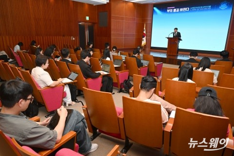 삼성그룹 초기업노동조합 삼성전자지부 최승호 위원장이 총파업 예고 시점을 이틀 앞둔 19일 정부세종청사 중앙노동위원회에서 열린 2차 사후조정 2일차 회의에 참석하고 있다. 사진=연합뉴스 제공