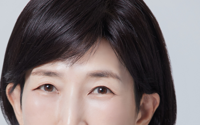 박수근 중앙노동위원회 위원장이 20일 새벽 정부세종청사 중앙노동위원회에서 열린 '삼성전자 2026년 2차 사후조정 2일차 회의'를 정회한 뒤 취재진의 질문에 답변하고 있다. 사진=강민석 기자