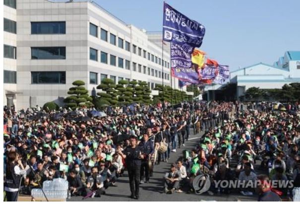 23일 오후 현대자동차 울산공장 본관 앞 광장에서 노조가 올해 임단협 투쟁 출정식을 열고 있다. 사진=연합뉴스