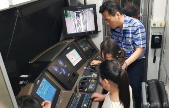 25일 귤현차량기지에서 제천시 영유아원생들이 기관사 직업탐방 체험을 하고 있다. 사진=인천교통공사