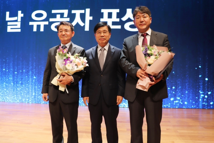 (왼쪽부터) 위니아대우 박종문 품질경영실장, 위니아대우 안중구 대표이사, 위니아딤채 김영찬 제어개발 담당. 사진=위니아딤채 제공