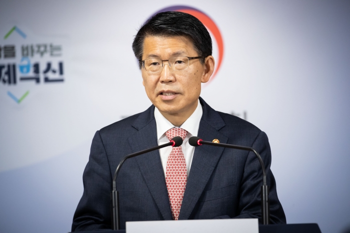 은성수 금융위원장이 10일 오전 서울 세종대로 정부서울청사 합동브리핑실에서 진행된 취임 1개월 맞이 기자간담회에서 기자들의 질의에 답하고 있다. 사진=금융위원회 제공
