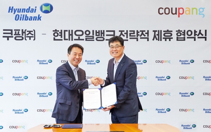 현대오일뱅크가 10일 서울 중구에 위치한 서울사무소에서 쿠팡과 주유소 기반 물류 거점 구축을 위한 전략적 제휴 협약식을 가졌다. 협약식에 참석한 고명주 쿠팡 대표이사(왼쪽)와 한환규 현대오일뱅크 영업본부장. 사진=현대오일뱅크 제공