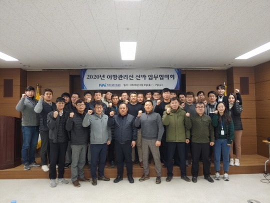 송광용 어항본부장(왼쪽 네 번째)이 본부 및 선박 직원들과 기념촬영을 하고 있다. 사진=한국어촌어항공단
