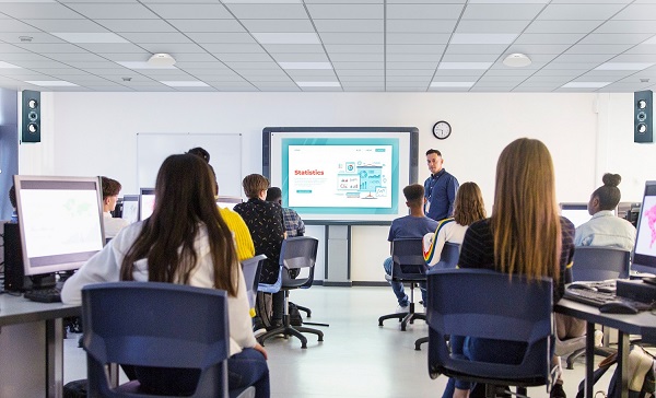 MAS-A100은 2개 이상의 마이크로 소리 신호의 위상차를 조절하여 원하는 소리를 보강하는 ‘빔포밍 기술’과 사람의 음성 대역 외의 주파수 음역을 상황에 따라 감쇄하는 ‘지능형 피드백 감쇄’ 기능을 통합해 음성 증폭 및 녹음을 위한 선명한 오디오 품질을 제공한다. 사진=소니 제공