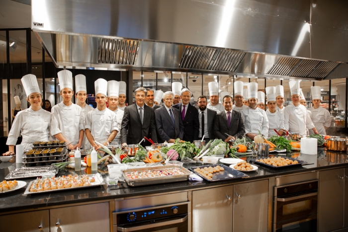 삼성전자 갤러리 라파예트 백화점 쿠킹스튜디오 오픈식에서 관계자들이 기념촬영을 하고 있다. 사진=삼성전자 제공