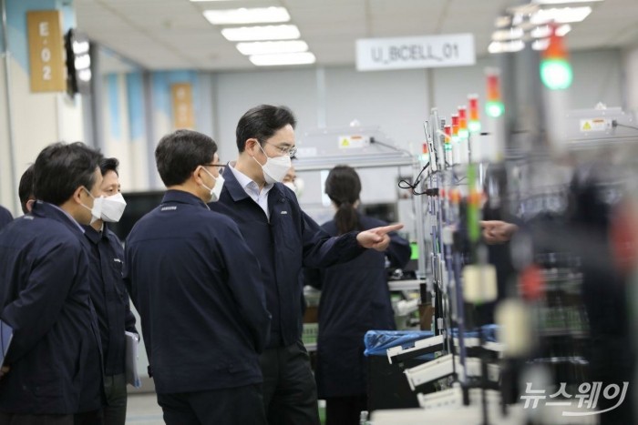 마스크를 하고 스마트폰 생산라인을 둘러보고 있는 이재용 부회장. 사진=삼성전자 제공
