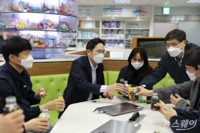 이재용 부회장이 스마트폰 생산라인을 둘러본 뒤 임직원들과 차담회를 갖고 있다. 사진=삼성전자 제공