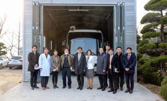 대구경북지역으로 파견가는 고려대의료원의 의료진 및 행정인력과 이를 응원하기 위해 나온 직원들의 모습