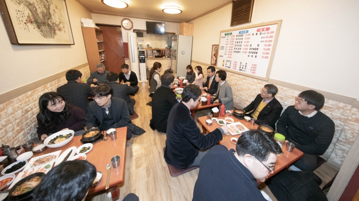 대학 주변 소상공인 돕기에 나선 전북대 교직원들