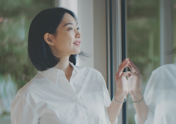 휴그린의 TV광고는 창호가 가진 소통의 역할을 주제로 한다. 좋은 창호는 좋은 소통의 매개가 된다는 휴그린의 철학을 담아, 외부의 환경을 차단하는 동시에 조화롭게 연결하는 휴그린 창호의 역할을 소개한다. 사진=금호석유화학 제공