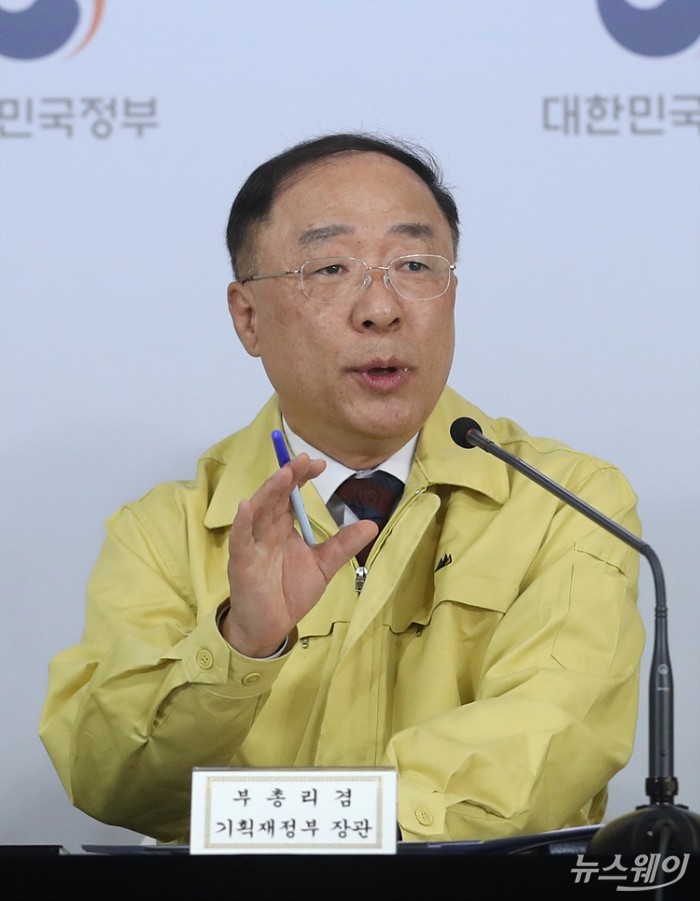 문재인 대통령 주재 ‘제5차 비상경제대책회의’ 비대면 브리핑. 사진=이수길 기자 leo2004@newsway.co.kr