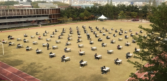 지난 25일 경기 용인시 삼성생명 휴먼센터에서 진행된 보험설계사 자격시험 응시자들이 시험을 치르고 있다. 사진=생명보험협회
