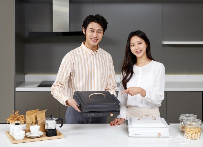 삼성전자 모델이 수원 삼성전자 디지털시티 프리미엄하우스에서 포터블 인덕션 ‘더 플레이트(The Plate)’ 1구 신제품을 소개하고 있다. 사진=삼성전자 제공