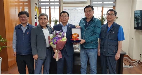 5월 29일 이광호 서울시의원(가운데)이 전국택시 노동조합연맹 서울지역본부로부터 감사패를 받고 기념촬영을 하고 있다.