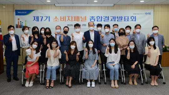 지난 23일 서울 서대문구 NH농협손해보험 본사에서 진행된 ‘소비자패널 종합결과 발표회’에 참석한 최창수 농협손보 대표(뒷줄 가운데)와 소비자패널들이 기념촬영을 하고 있다. 사진=NH농협손해보험