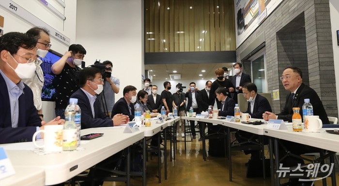 홍남기 부총리 겸 기획재정부 장관 그린뉴딜 현장 노원구 이지하우스 방문. 사진=이수길 기자 leo2004@newsway.co.kr