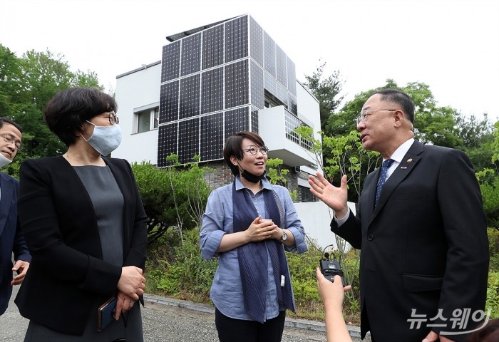 홍남기 부총리 겸 기획재정부 장관 그린뉴딜 현장 노원구 이지하우스 방문. 사진=이수길 기자 leo2004@newsway.co.kr