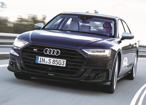 ‘더 뉴 아우디 S8 L TFSI’의 실내는 이전 세대 대비 길어진 5,310mm의 전장과 3,128mm의 휠 베이스, 더욱 넓어진 전폭과 높아진 전고로 레그룸에서 헤드룸까지 넓고 여유 있는 실내 공간을 자랑한다. 사진=아우디 제공