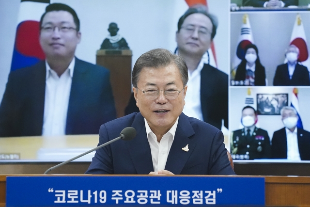 재외동포 화상 간담회 참석한 문 대통령. 사진=청와대