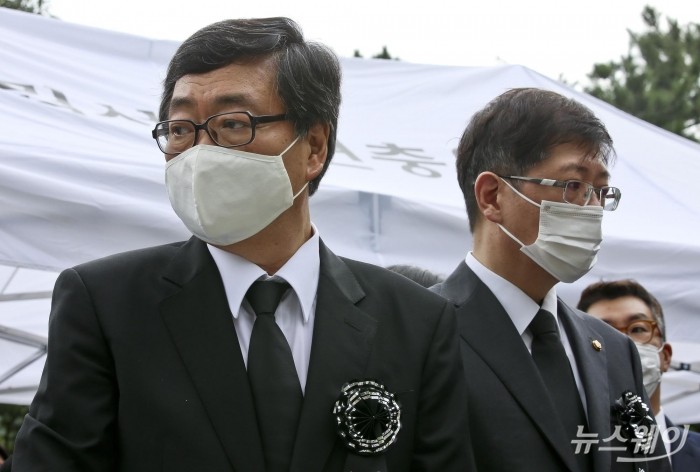 故 김대중 전 대통령 서거 11주기 추도식 당시 김홍걸(왼쪽) 더불어민주당 의원 모습. 사진=국회사진취재단