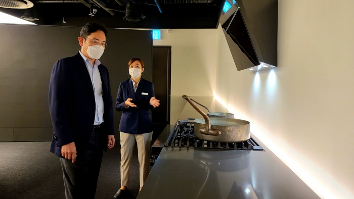 이재용 삼성전자 부회장이 9일 오후 서울 강남구에 위치한 삼성디지털프라자 삼성대치점을 찾아 프리미엄 가전제품 판매 현장을 점검하고 있다. 사진=삼성전자 제공