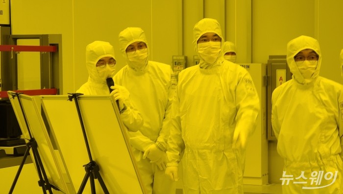 이재용 부회장이 평택 반도체 사업장 내 극자외선(EUV) 전용라인을 점검하는 모습. 사진=삼성전자 제공