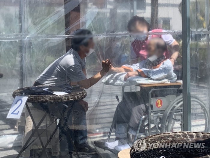 9일부터 요양병원·시설 대면면회 일부 허용···“의식불명·임종앞둔 환자” / 사진=연합뉴스
