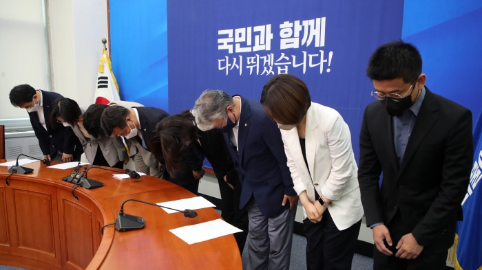 더불어민주당 윤호중·박지현 공동비상대책위원장을 비롯한 비상대책위원들이 2일 서울 여의도 국회에서 총사퇴 기자회견을 마친 후 인사하고 있다. 사진=이수길 기자 leo2004@newsway.co.kr