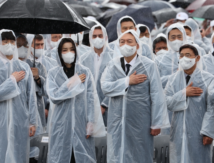 국기에 경례하는 윤석열 대통령 내외. 사진=연합뉴스 제공