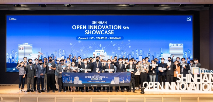'신한 오픈이노베이션 5기' 수요 기업 및 참여 스타트업 관계자들이 기념 촬영을 하고 있는 모습. 사진=KT