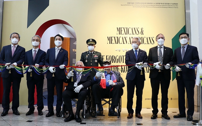지난 28일, 용산 전쟁기념관에서 '6·25전쟁 멕시칸 참전용사 기념 특별전' 개막을 축하하는 테이프 커팅식이 진행됐다. 사진=위니아 제공