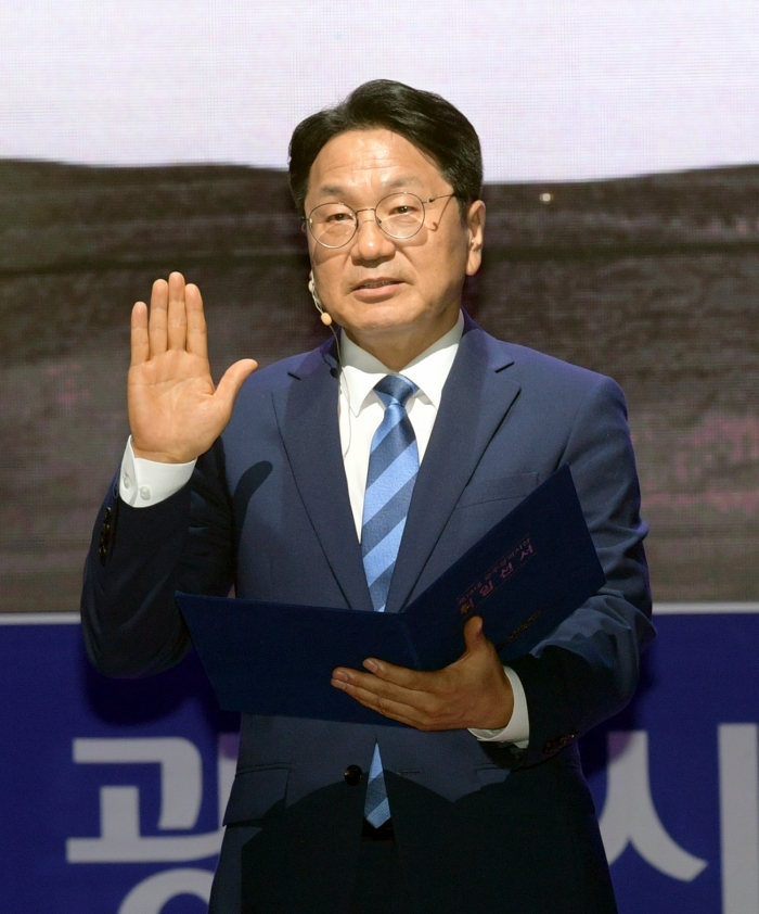 강기정 광주광역시장이 1일 오전 시청 대회의실에서 열린 제14대 광주광역시장 취임식에 참석해 취임선서를 하고 있다. /광주광역시 제공