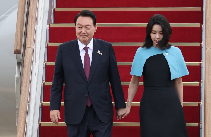 북대서양조약기구(NATO·나토) 정상회의 참석을 위해 3박5일간의 스페인 마드리드 방문을 마친 윤석열 대통령과 김건희 여사가 지난 1일 성남 서울공항에 도착, 공군 1호기에서 내리고 있다. 사진=연합뉴스 제공