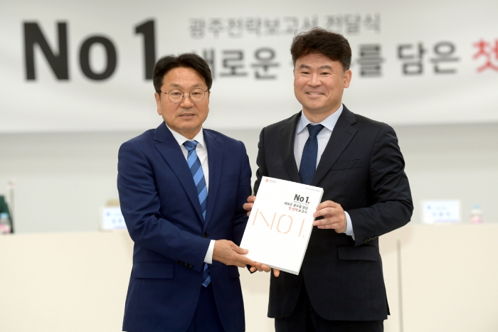 강기정 광주광역시장이 7일 오후 시청 3층 중회의실에서 열린 민선8기 광주광역시장직 인수위원회 최종 활동보고회에 참석해 최종 활동보고를 받은 후 김준하 인수위원장으로부터 '새로운 광주를 담은 첫 번째 보고서'를 전달받고 있다. /광주광역시 제공