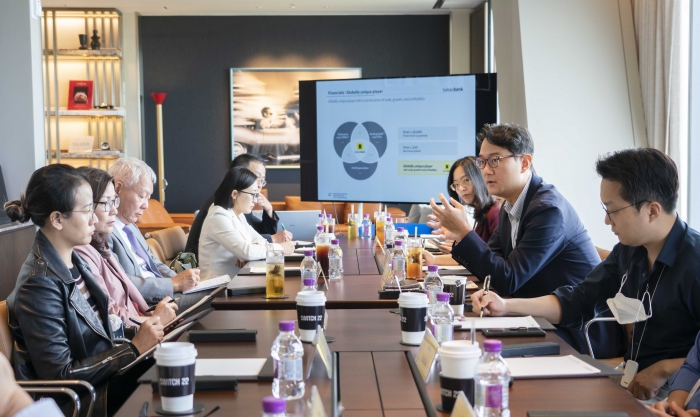 이수영 카카오뱅크 전략총괄(오른쪽 두번째)이 20일 서울 영등포구 카카오뱅크 여의도 오피스에서 쩐반(왼쪽 세번째) 등 베트남 핀테크 연구단에 5주년 성과 및 향후 성장 전략 등을 설명하고 있다. 사진=카카오뱅크 제공