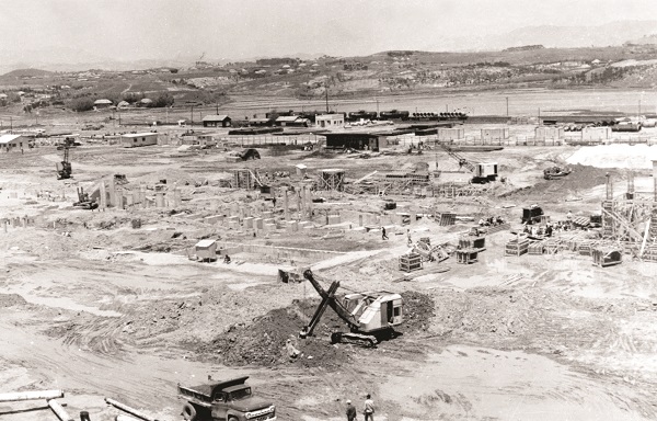 1963년 SK 울산CLX 공장 건설 현장. 사진=SK이노베이션 제공
