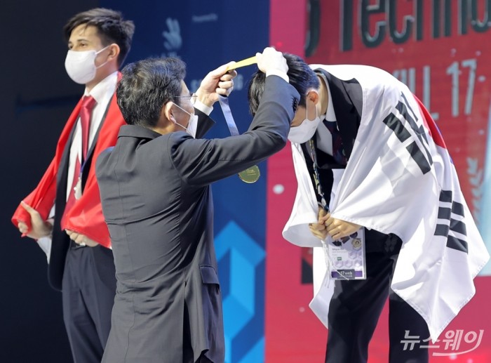 이재용 삼성전자 부회장, 2022 국제기능올림픽 특별대회 폐회식 참석. 사진=이수길 기자 leo2004@newsway.co.kr 이재용 삼성전자 부회장이 17일 경기도 고양시 킨텍스에서 열린 2022 국제기능올림픽 특별대회 폐회식에서 한국선수에게 금메달을 시상하고 있다.