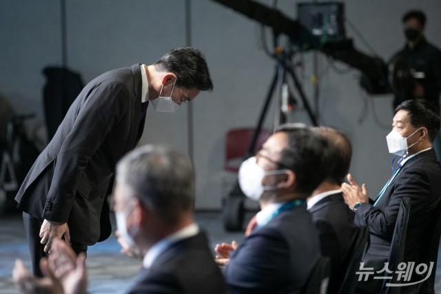 조용히 추도식 보낸 이재용, '뉴삼성' 물꼬 틀까