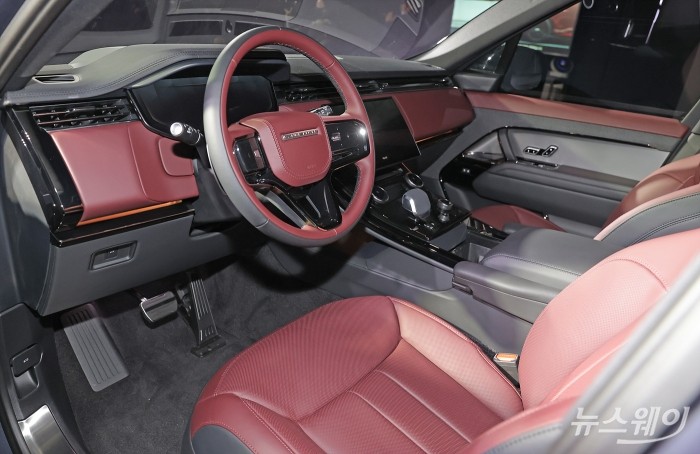 재규어 랜드로버 코리아가 11일 서울 강남구 서울옥션 강남센터에서 올 뉴 레인지로버 스포츠 차량을 선보이고 있다. 사진=이수길 기자 leo2004@newsway.co.kr