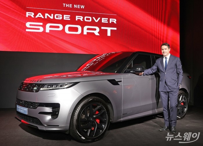 로빈 콜건 재규어 랜드로버 코리아 대표가 11일 서울 강남구 서울옥션센터에서 '올 뉴 레인지로버 스포츠'를 선보이고 있다. 사진=이수길 기자 leo2004@newsway.co.kr