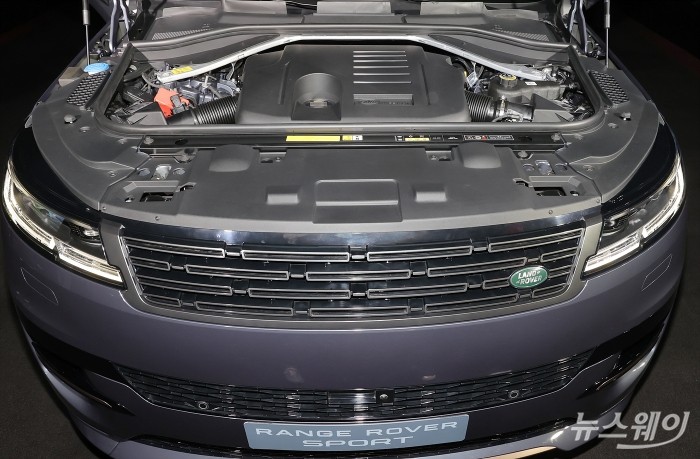 재규어 랜드로버 코리아가 11일 서울 강남구 서울옥션 강남센터에서 올 뉴 레인지로버 스포츠 차량을 선보이고 있다. 사진=이수길 기자 leo2004@newsway.co.kr