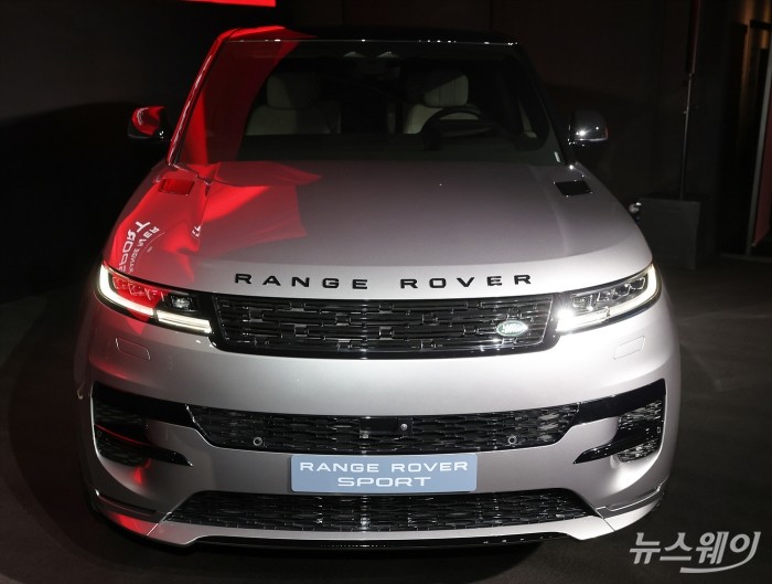 재규어 랜드로버 코리아가 11일 서울 강남구 서울옥션 강남센터에서 올 뉴 레인지로버 스포츠 차량을 선보이고 있다. 사진=이수길 기자 leo2004@newsway.co.kr